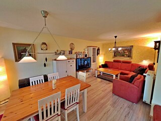 großzügiger Wohn- und Essbereich