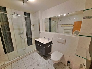 Badezimmer mit DU/WC im unteren Bereich der Wohnung