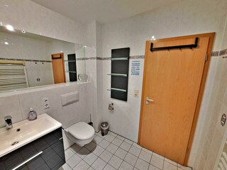 Badezimmer mit DU/WC im unteren Bereich der Wohnung
