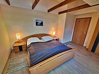 1. Schlafzimmer mit Doppelbett im OG der Wohnung