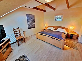 1. Schlafzimmer mit Doppelbett im OG der Wohnung