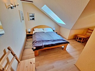 2. Schlafzimmer mit Doppelbett und Einzelbett im OG der Wohnung