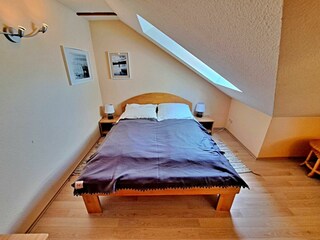 2. Schlafzimmer mit Doppelbett und Einzelbett im OG der Wohnung