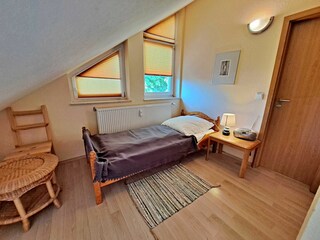 2. Schlafzimmer mit Doppelbett und Einzelbett im OG der Wohnung