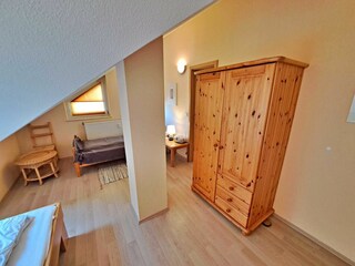 2. Schlafzimmer mit Doppelbett und Einzelbett im OG der Wohnung