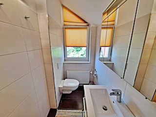 Gäste-WC im OG der Wohnung (von beiden Schlafzimmern begehbar)