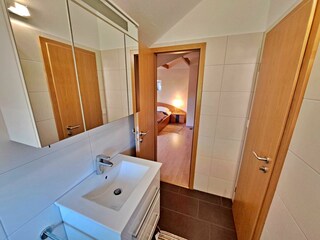 Gäste-WC im OG der Wohnung (von beiden Schlafzimmern begehbar)