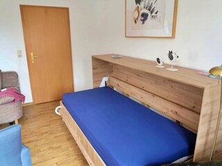 Klappbett im Wohnzimmer geöffnet