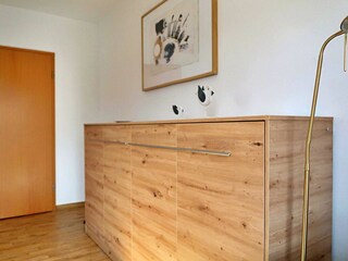 Klappbett im Wohnzimmer geschlossen