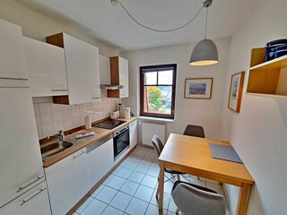 separate Küche mit Essbereich