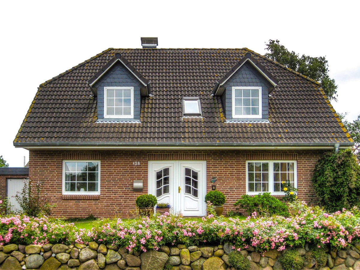 Das Ferienhaus mit Friesenwall und Rosenhecke