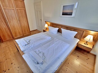 1. Schlafzimmer mit Doppelbett