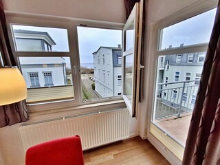 Ausblick auf die Ostsee vom Essbereich und Balkon