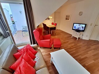 Wohnbereich und Zugang zum Balkon