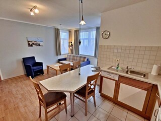 Wohn- und Essbereich mit Küchenzeile und Zugang zur Terrasse