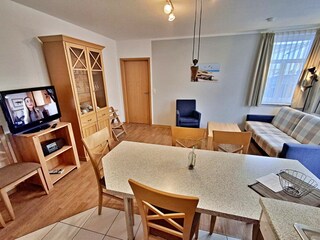 Wohn- und Essbereich mit Küchenzeile und Zugang zur Terrasse