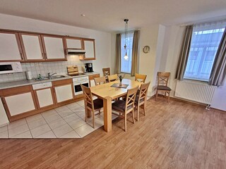 Küchenzeile und Essbereich