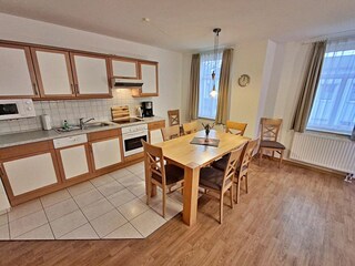 Küchenzeile und Essbereich