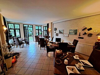 liebevoll eingerichteter Frühstücksraum