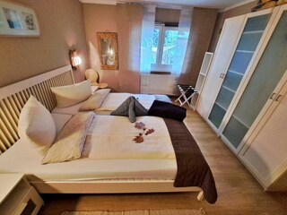 Schlafzimmer mit Doppelbett und Kleiderschrank