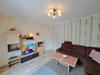 Wohnzimmer im Erdgeschoss mit Zugang zur großen Terrasse