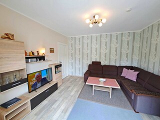 Wohnzimmer im Erdgeschoss mit Zugang zur großen Terrasse