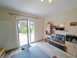 Wohnzimmer im Erdgeschoss mit Zugang zur großen Terrasse