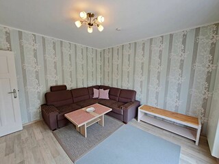 Wohnzimmer im Erdgeschoss mit Zugang zur großen Terrasse