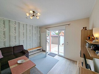 Wohnzimmer im Erdgeschoss mit Zugang zur großen Terrasse