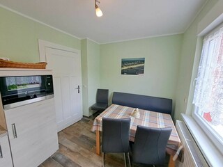 voll ausgestattete Küche im Erdgeschoss  mit Essbereich