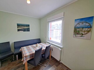 voll ausgestattete Küche im Erdgeschoss  mit Essbereich