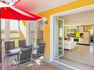 Blick auf Terrasse und ins Wohnzimmer