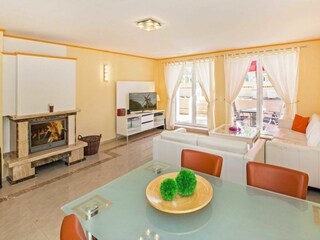 Essbereich mit Blick ins Wohnzimmer