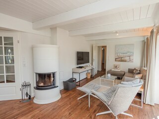 Beobachten Sie das Feuer im Kamin. Gleichzeitig wird die Wärme in den Speichersteinen aufgenommen.
