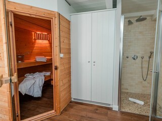 Genießen Sie Luxus pur mit der hauseigenen Sauna.