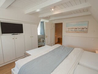 Beide Schlafzimmer im Obergeschoss verfügen über einen Fernseher.