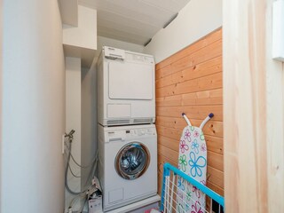 Ihnen stehen Waschmaschine und Trockner im Erdgeschoss des Hauses zur Verfügung.
