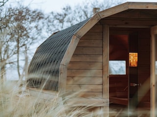 Relaxen Sie in der hauseigenen Fass-Sauna mit Strand-Ambiente!