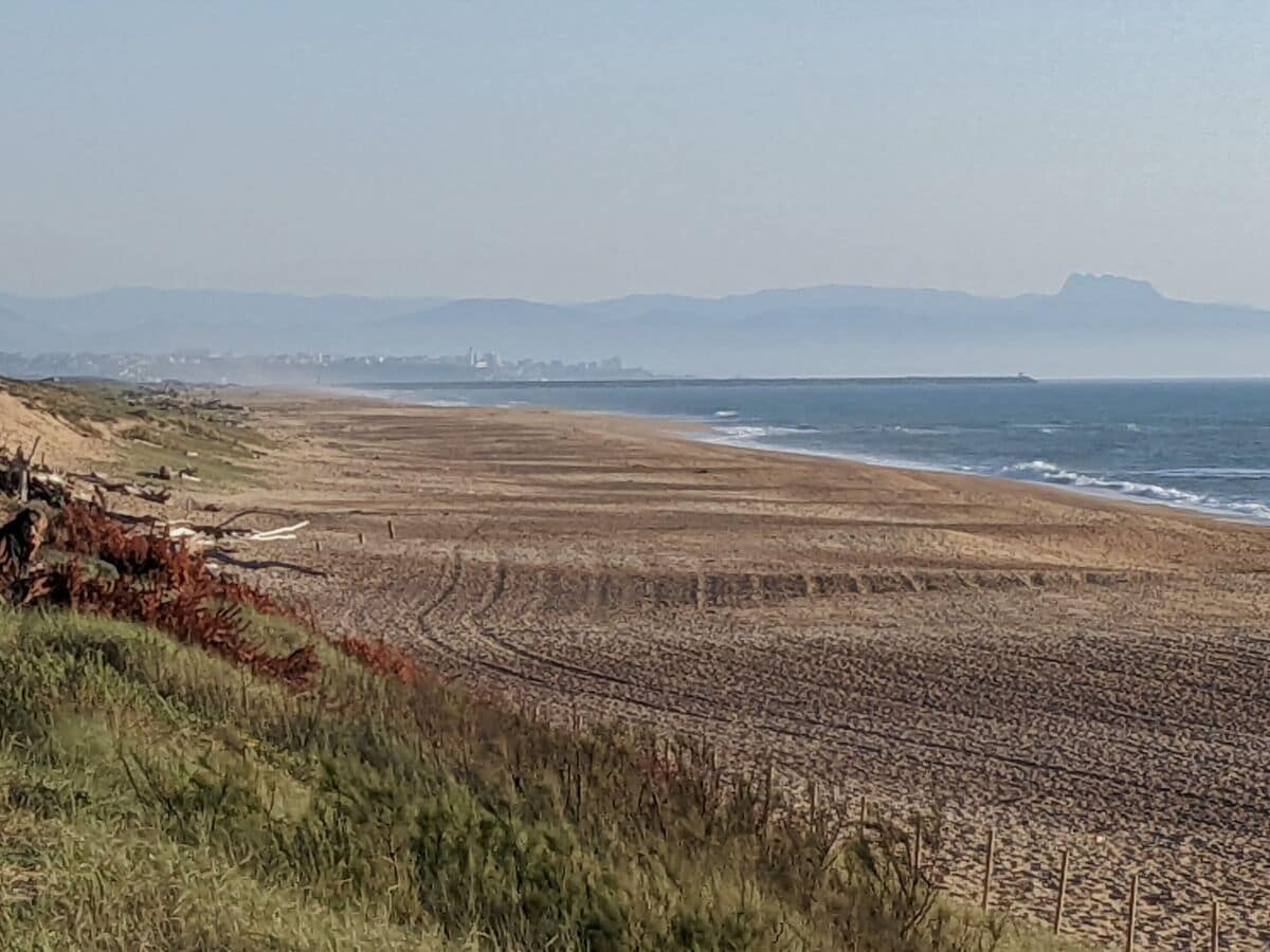 Bei klarer Sieht sieht man vom Strand die Pyrenäen