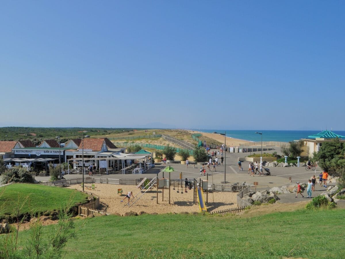 Restaurants und ein Spielplatz am Strand von Labenne