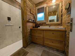 Schönes Bad mit barrierefreier Dusche und Waschbecken