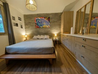 Schlafzimmer mit Doppelbett (160 x 200 cm) und TV