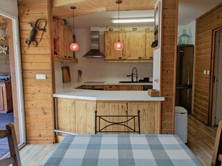 Blick vom Essplatz zur Küche, links Zugang zur Terrasse