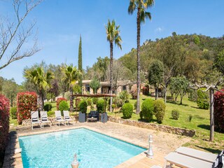 Pool mit Blick auf die Villa