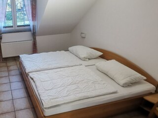 Schlafzimmer eins im 1. OG mit Doppelbett