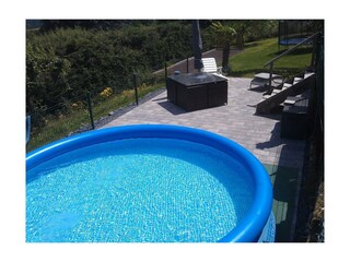 Pool mit Blick auf Boulebahn