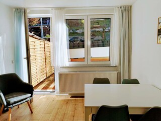 Wohnzimmer mit Blick auf die Terrasse