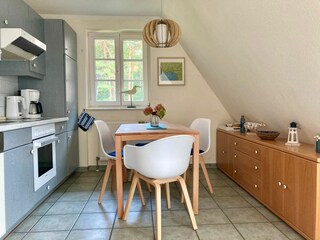 offene Küchenzeile mit Essbereich