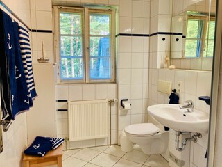 Badezimmer mit WC und Waschbecken