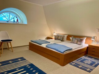 Schlafzimmer mit Doppelbett